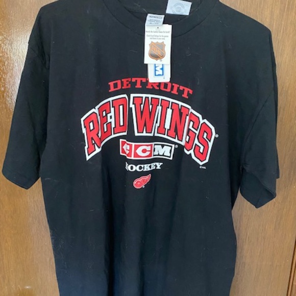 Red Wings Hockey T Shirt - Picture 2 of 2